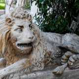 Ridiscendiamo e costeggiamo la villa: vicino a una porta laterale notiamo due antichi leoni in pietra...